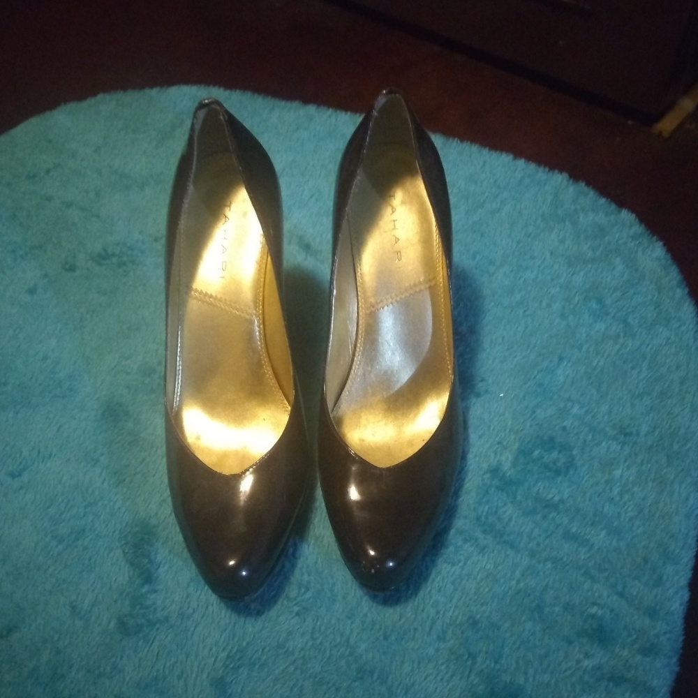 Tahari pumps